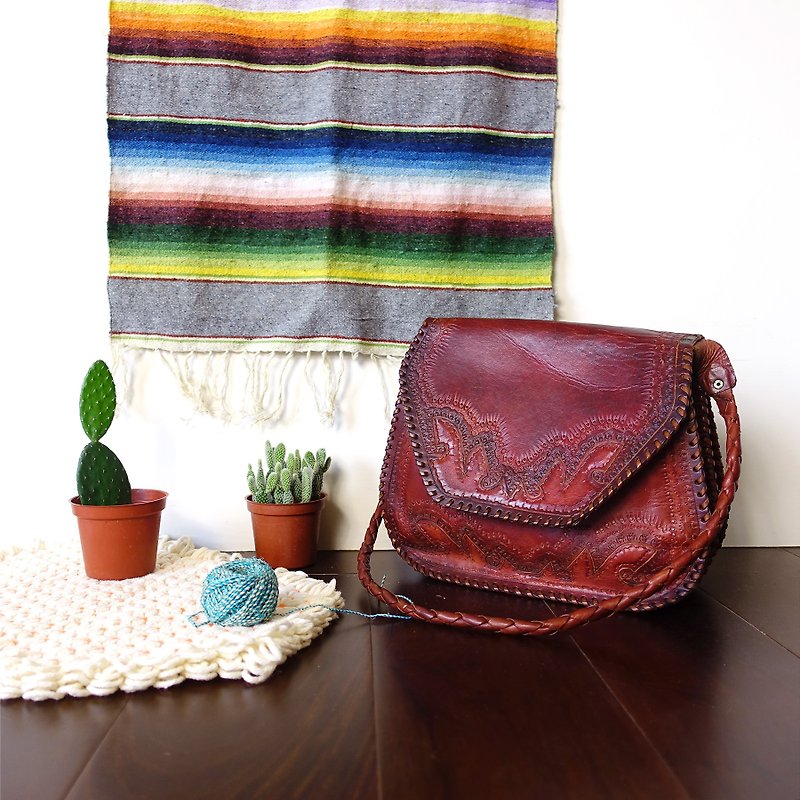 BajuTua / vintage / Boximiya wine red carved leather shoulder bag - Messenger Bags & Sling Bags - Genuine Leather Red