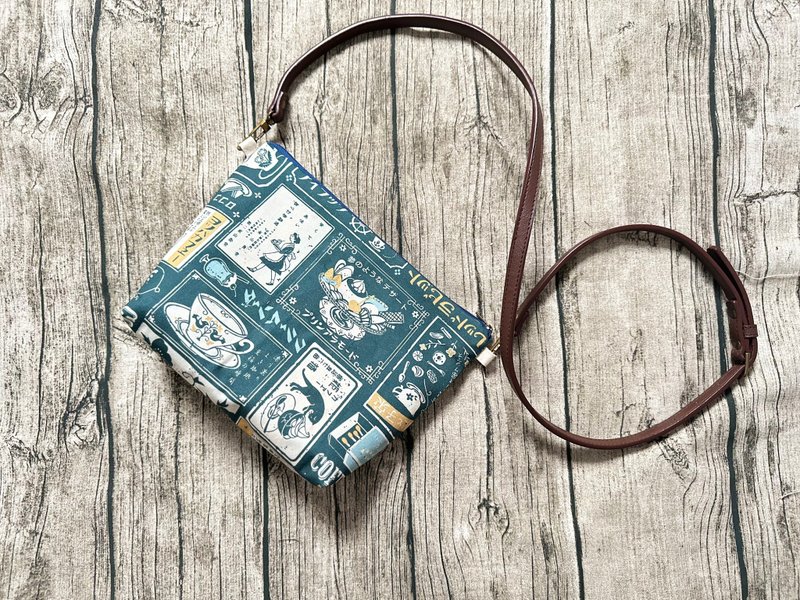 Handmade Elegant Japanese-Style Vintage Poster Pattern Cross-Body Bag - กระเป๋าแมสเซนเจอร์ - ผ้าฝ้าย/ผ้าลินิน สีเขียว