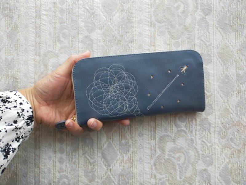 Pinkoi 代購 -  刺繡皮革錢包「Airplane Cloud」Ash BLUE（牛皮） 圓形拉鍊型 ☆ 修身型 ☆ - 錢包/皮夾/長短夾 - 真皮 