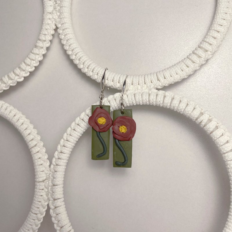 พื้นสีเขียวดอกไม้สีแดงเล็ก ต่างหูแบบห้อย Poppy Collection - ต่างหู - วัสดุอื่นๆ สีเขียว