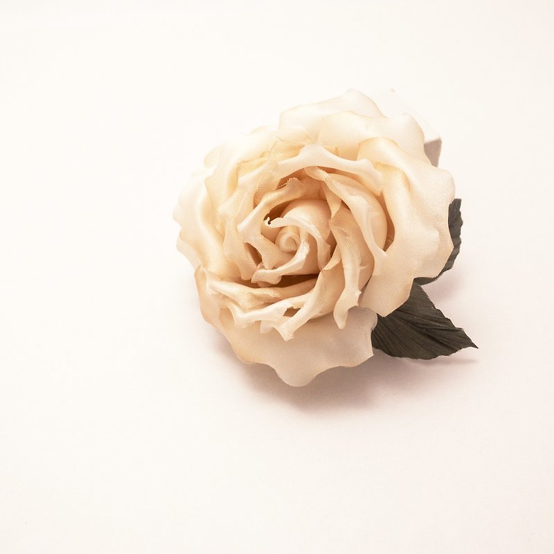 Corsage: Satin rose. Antique beige - เข็มกลัด/ข้อมือดอกไม้ - เส้นใยสังเคราะห์ สีกากี