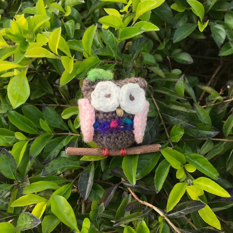 Crocheted Owl Pins - Brown (Pink Wings) - เข็มกลัด/พิน - ขนแกะ สีกากี