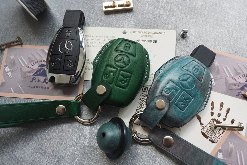 Mercedes Benz car key cover handmade cowhide custom lettering gift color style can be customized - Keychains - Genuine Leather Multicolor