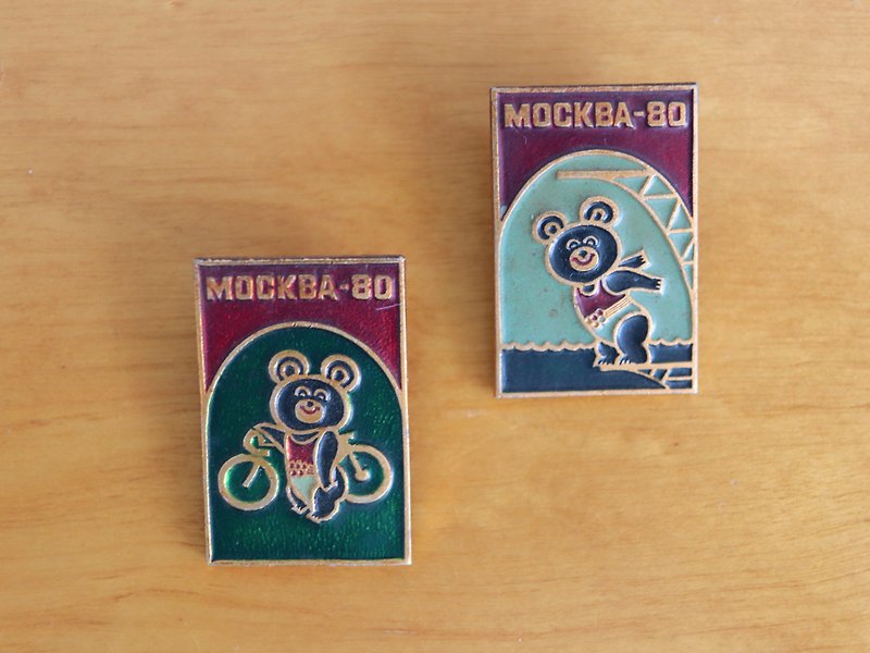 Two-piece set of pins for the Moscow Olympic Misha bear sports event in the 1980s during the Soviet era - เข็มกลัด - โลหะ 