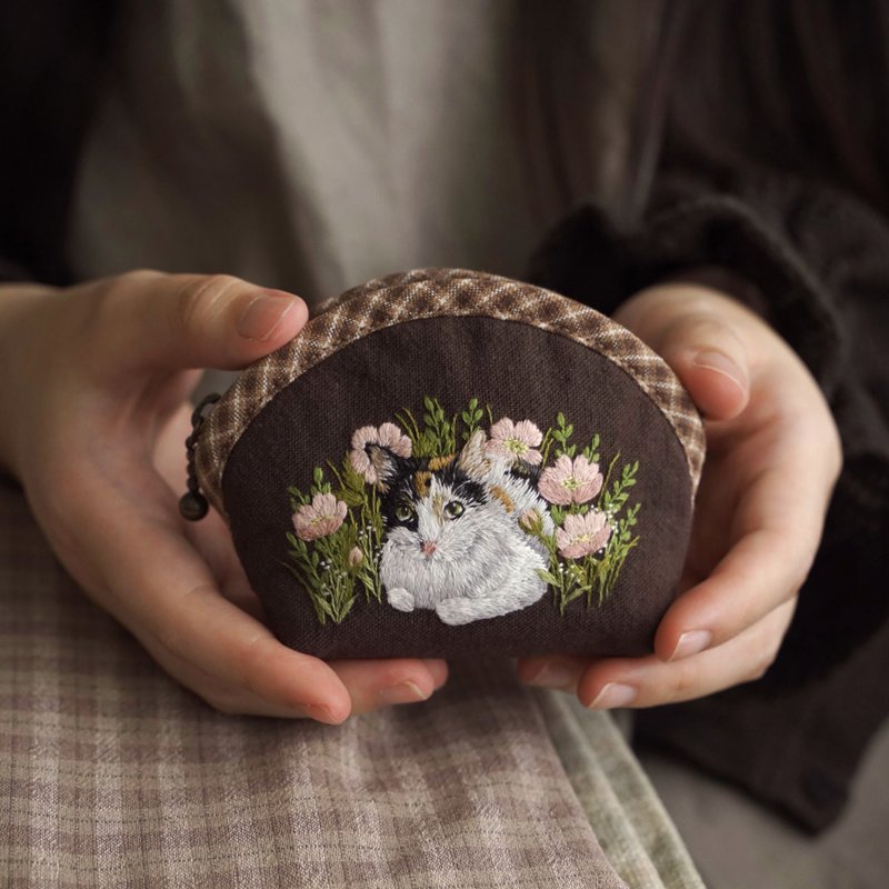 【客製零錢包】專屬寵物 \ 動物刺繡 × 花草設計 x 手作訂製 - 零錢包/小錢包 - 棉．麻 咖啡色