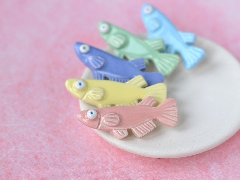 Ceramic fish pin brooch - 胸針 - 黏土 