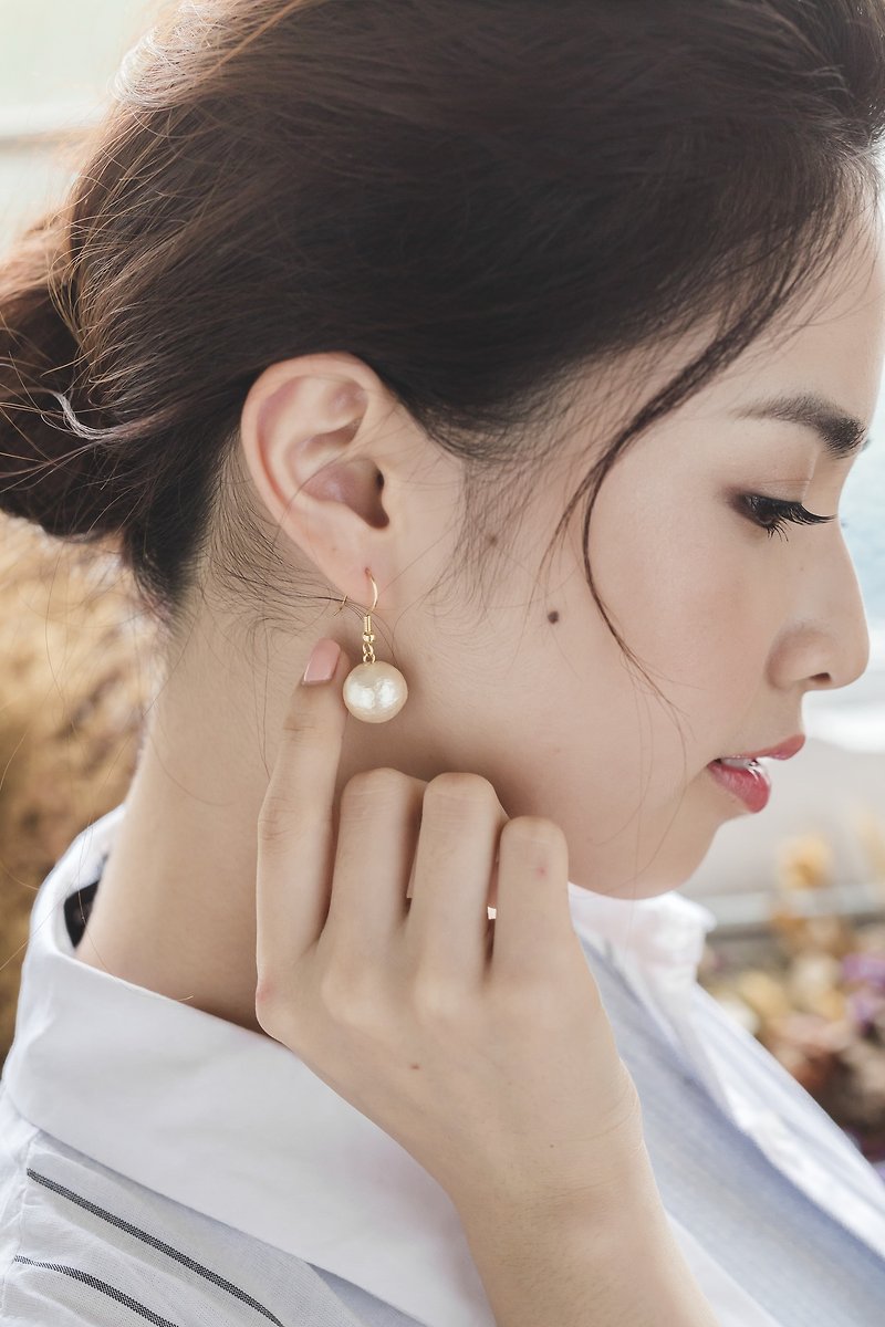 Champagne Cotton Pearl 925 Sterling Silver Earrings [14mm Cotton Pearl Style] - ต่างหู - โลหะ สีทอง