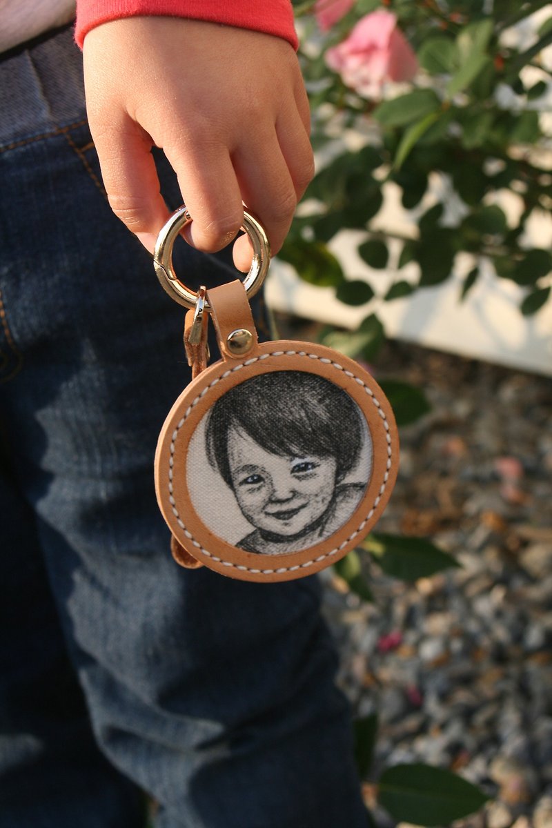 Handmade leather-portrait sketch key ring / can be engraved with English name - ที่ห้อยกุญแจ - หนังแท้ สีนำ้ตาล