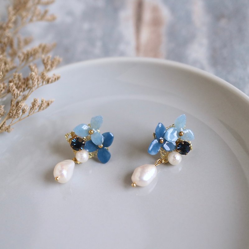 浪漫自然純手工捏花 天然淡水珍珠 水鑽海藍漸層色貼耳式花朵耳環 - 耳環/耳夾 - 樹脂 藍色