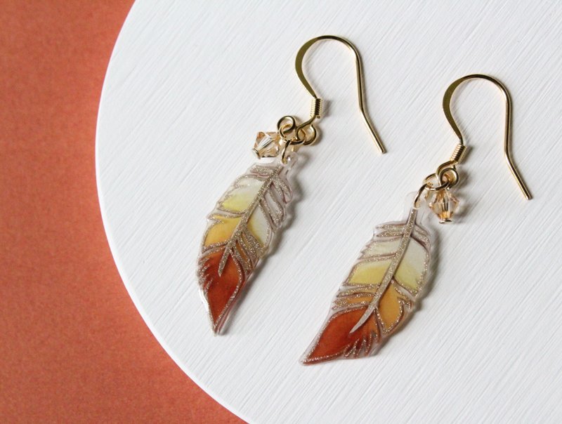 【Shrink plastic】Brown and white gradation feather earring/ clip-on - ต่างหู - เรซิน สีนำ้ตาล