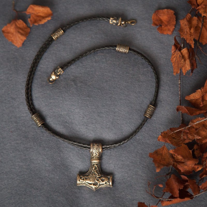 Thor hammer pendant on black leather cord. Mjolnir necklace. Man jewelry. Pagan - 項鍊 - 其他材質 橘色