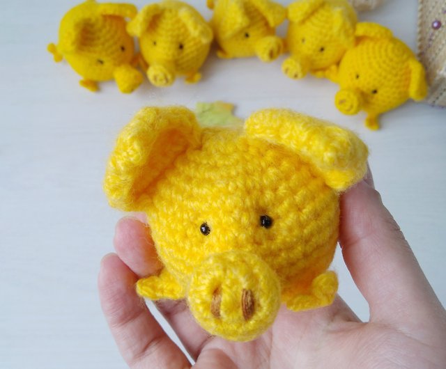 黄色い豚の小さなぬいぐるみ 豚愛好家のための豚の贈り物 サンシャインピッグ ミニブタのおもちゃ ショップ Mimimarintoys 知育玩具 ぬいぐるみ Pinkoi
