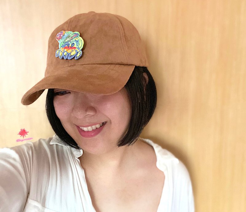 【聖誕禮物首選】寄居蟹Phopho刺繡仿麂皮棒球帽 - 帽子 - 其他材質 卡其色