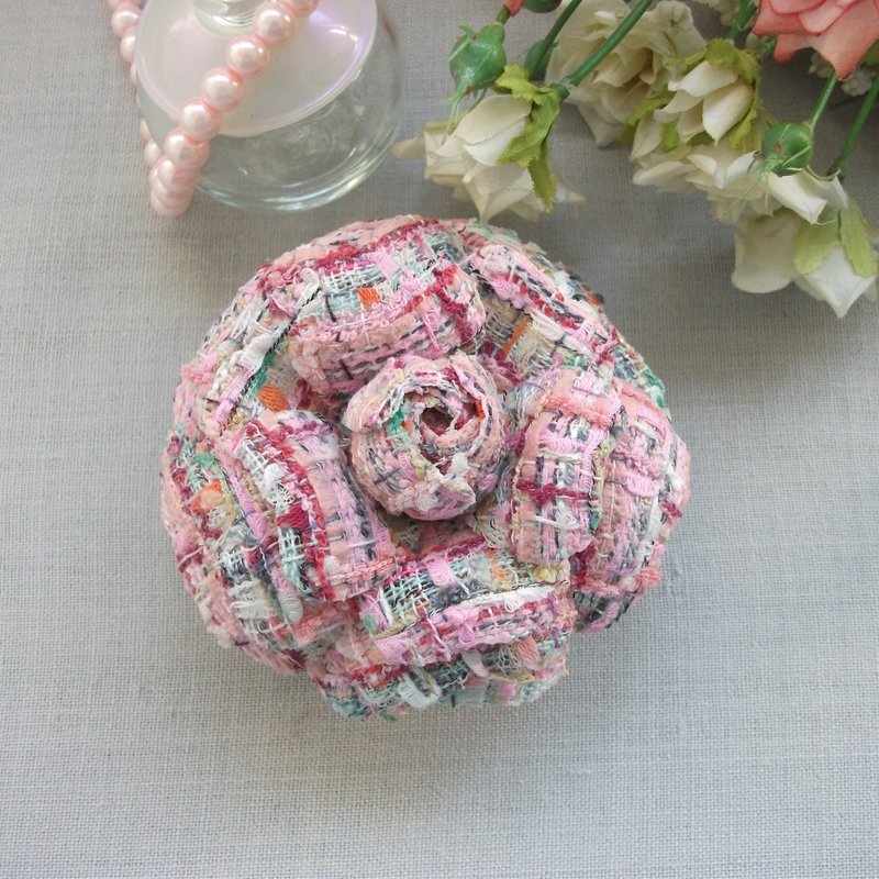 Camellia flower brooch in pink fabric - เข็มกลัด - ขนแกะ สึชมพู