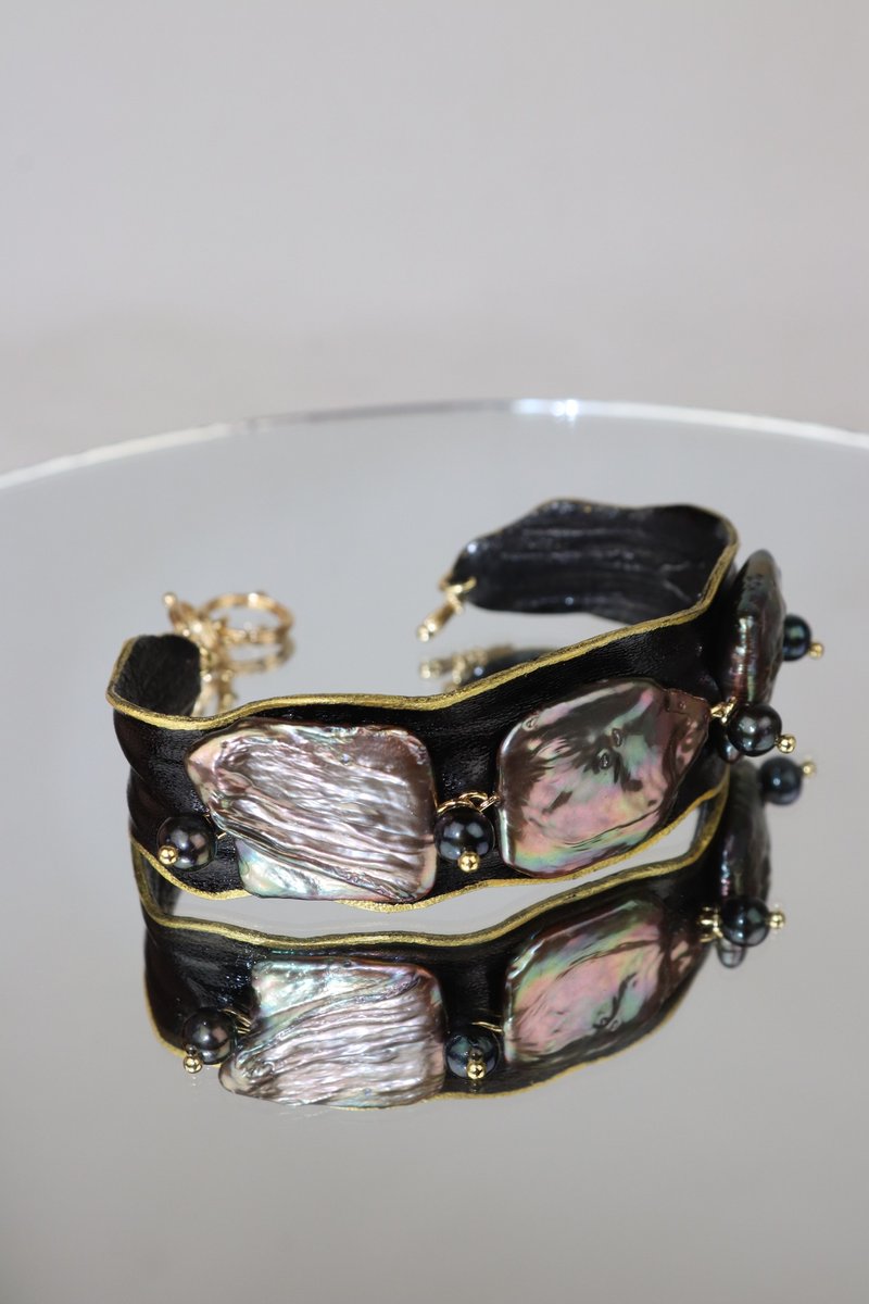 Unique stylish bracelet with Keshi pearls black - สร้อยข้อมือ - หนังแท้ สีดำ