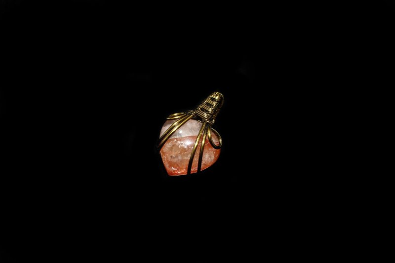 【水晶系列】紅膠花水晶 銅纏繞 簡約幾何吊墜 - 項鍊 - 寶石 多色