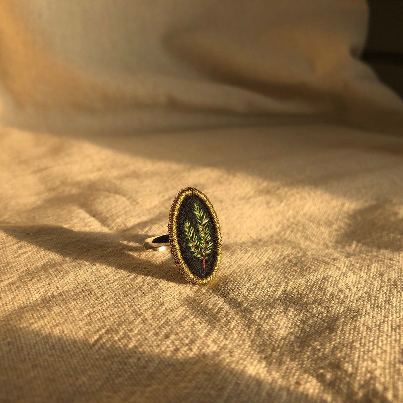 Hand-embroidered pine branch gold ring - แหวนทั่วไป - ผ้าฝ้าย/ผ้าลินิน สีดำ