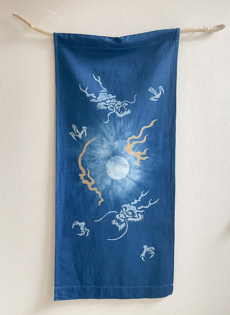 Made in Japan Hand-dyed Dragon Tapestry Moonlight JAPANBLUE Aizome Dragon Moonlight Lucky Charms Indigo-dyed Tapestry - ตกแต่งผนัง - ผ้าฝ้าย/ผ้าลินิน สีน้ำเงิน