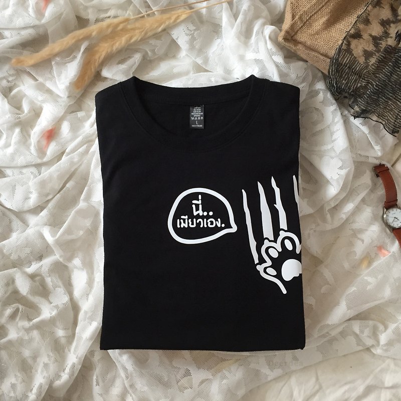 棉．麻 其他 黑色 - It's Cat T-shirt with a brutal cat design in a minimal way.