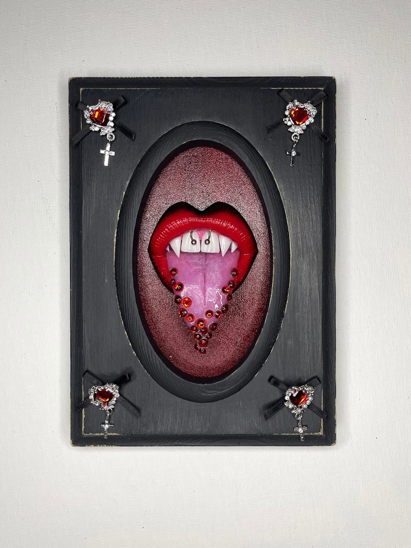 Wall art. Black wooden frame with red lips. - 壁貼/牆壁裝飾 - 黏土 