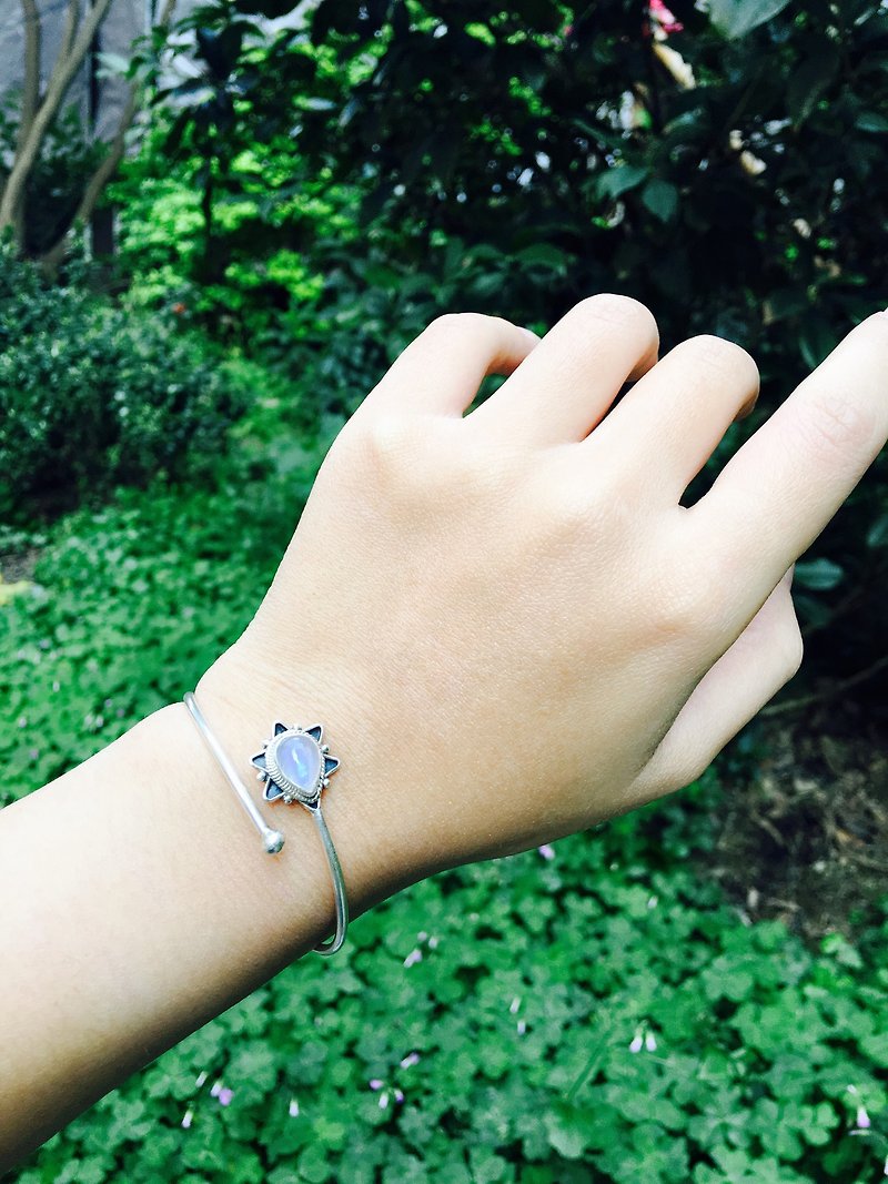 Moonlight stone silver drop bracelet bracelet Nepal handmade mosaic production - Bracelets - Gemstone Blue