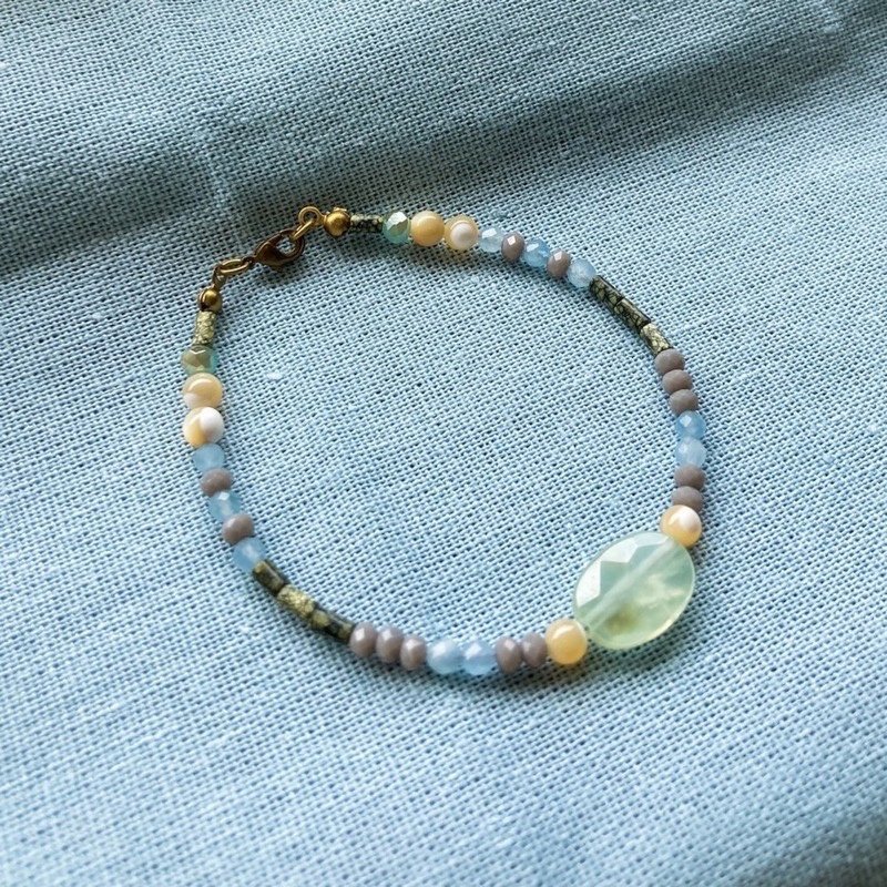 Clear natural Stone bracelet Morandi color aquamarine natural stone bracelet original handmade jewelry - สร้อยข้อมือ - หยก 