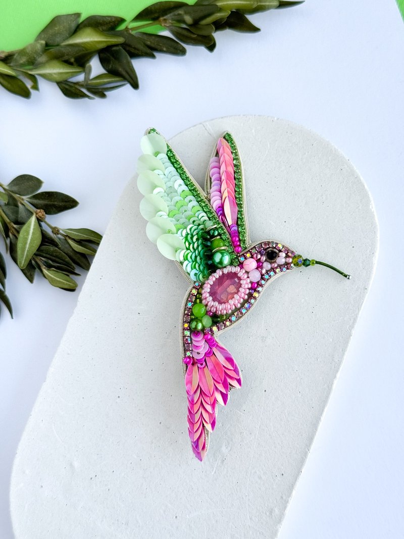 Beaded pink hummingbird brooch handmade - 胸針 - 其他材質 粉紅色