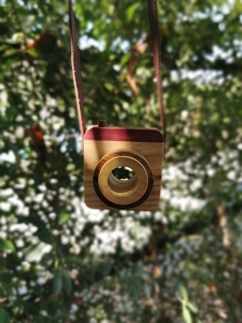 Wooden camera :  IG - Items for Display - Wood Brown