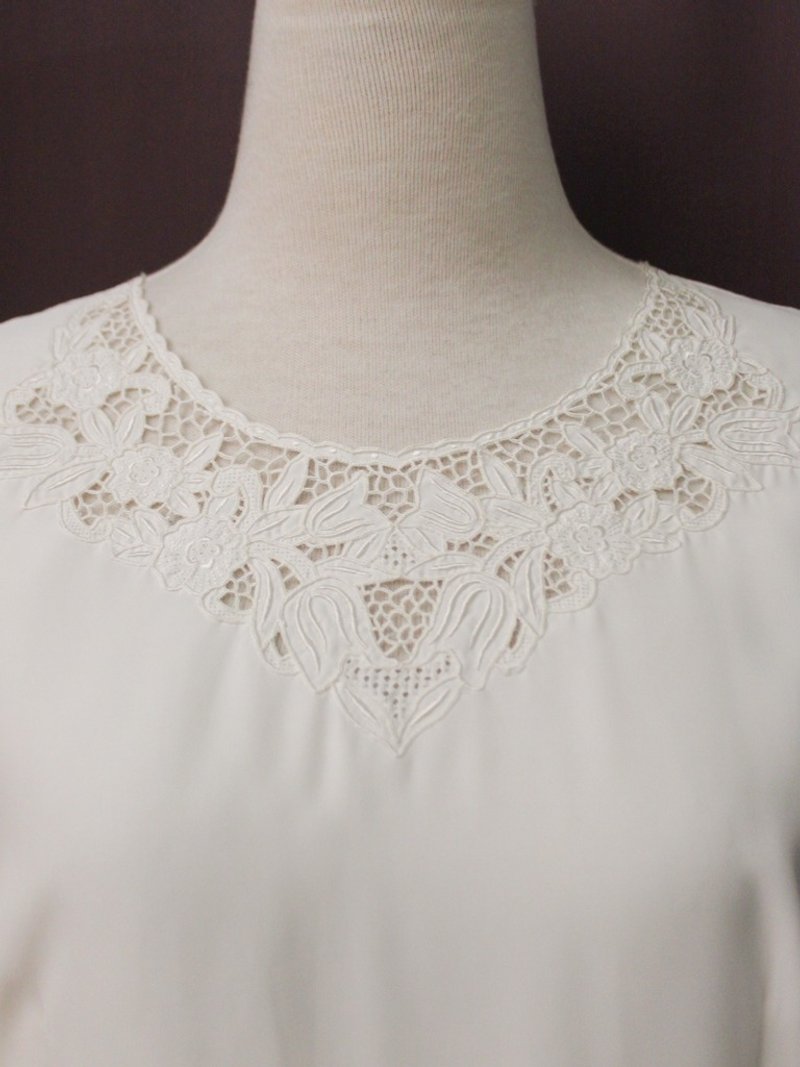 復古日本製典雅花朵刺繡鏤空圓領白色長袖古著襯衫 - 恤衫 - 聚酯纖維 白色
