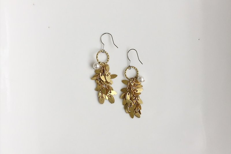 Dream catcher pearl brass earrings - ต่างหู - โลหะ สีทอง