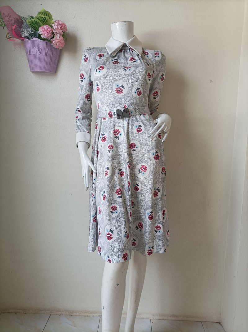 復古滑順印花洋裝，尺寸S，胸圍32吋，腰圍28吋。 - 洋裝/連身裙 - 聚酯纖維 