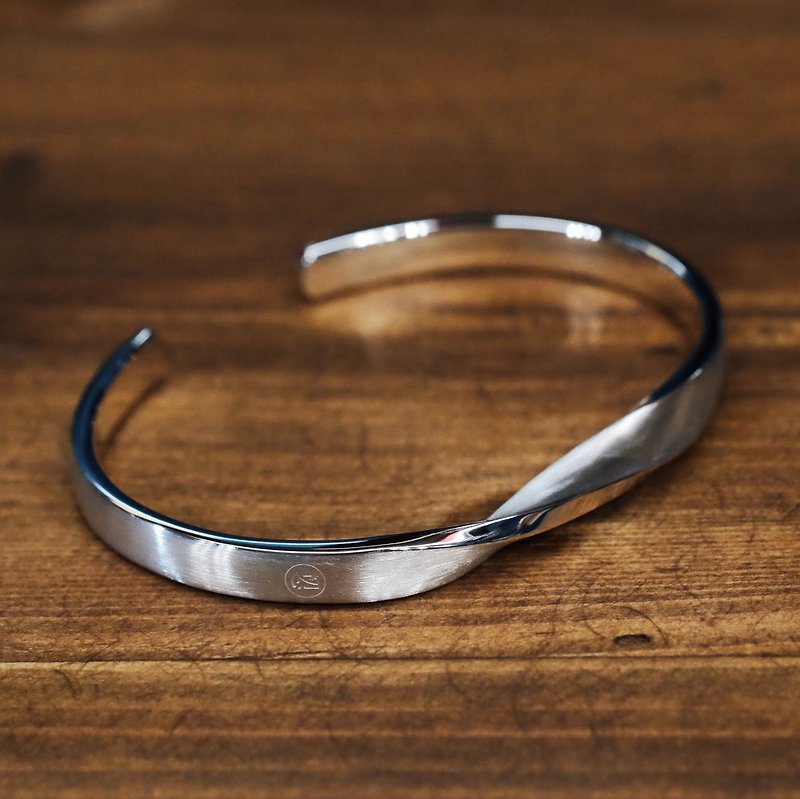 初心金工宅-Handmade-925 Silver-Twisted c-type bracelet (reverse) - สร้อยข้อมือ - โลหะ สีเงิน