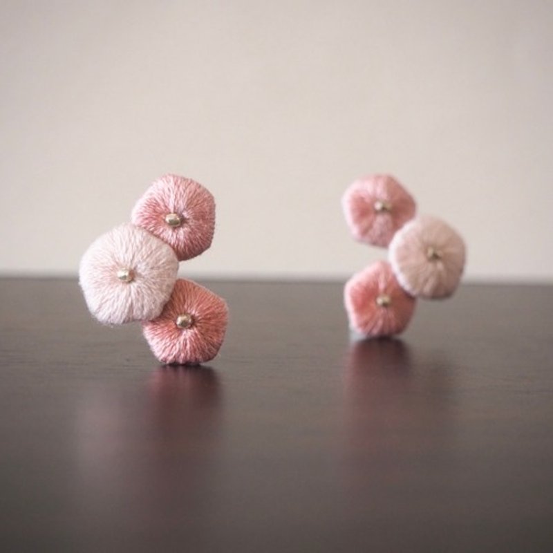 刺繍ピアスorイヤリング　桜ピンク　春　和装にも - 耳環/耳夾/耳骨夾 - 繡線 粉紅色