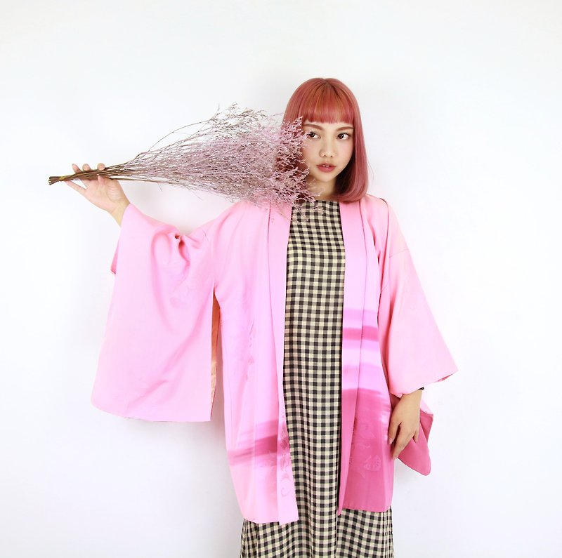 Back to Green-Japan brought back feather woven kimono pink brush gradient / vintage kimono - เสื้อแจ็คเก็ต - ผ้าไหม 
