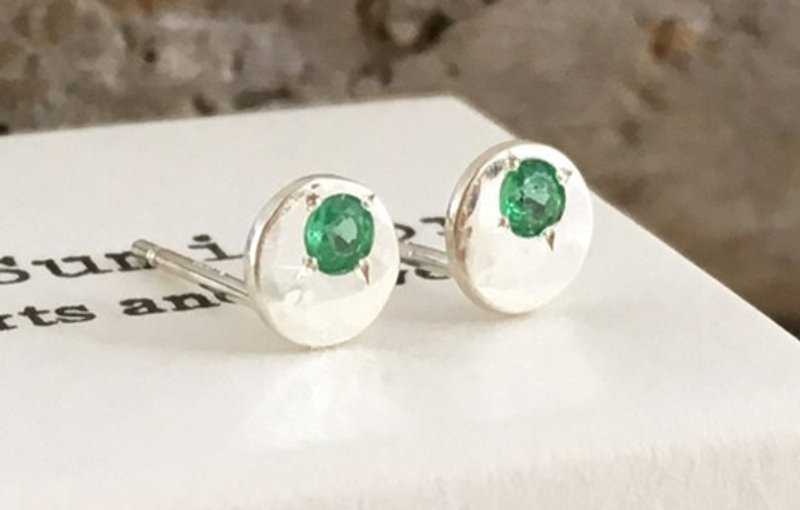 Silver full moon emerald earrings Natural Emerald SV studs - Earrings & Clip-ons - Other Metals 