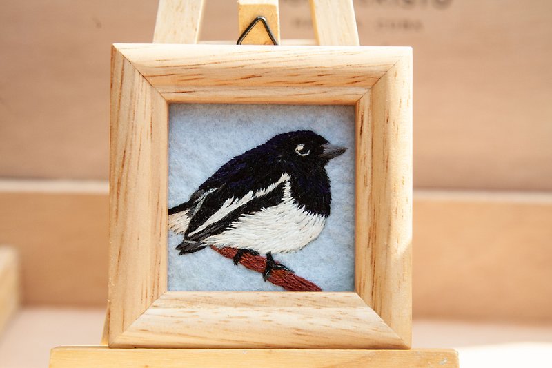 【Hong Kong Wild Bird Neighbor】Winter Magpie Robe-Hand Embroidery Wall Painting - Items for Display - Thread Blue