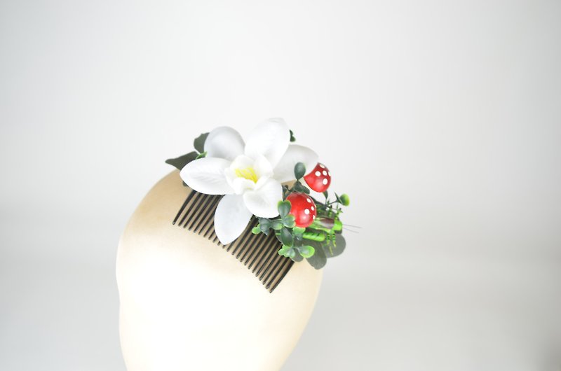 Headpiece Hair Comb White Orchid Silk Flower with Grasshopper and Red Mushrooms - เครื่องประดับผม - วัสดุอื่นๆ ขาว