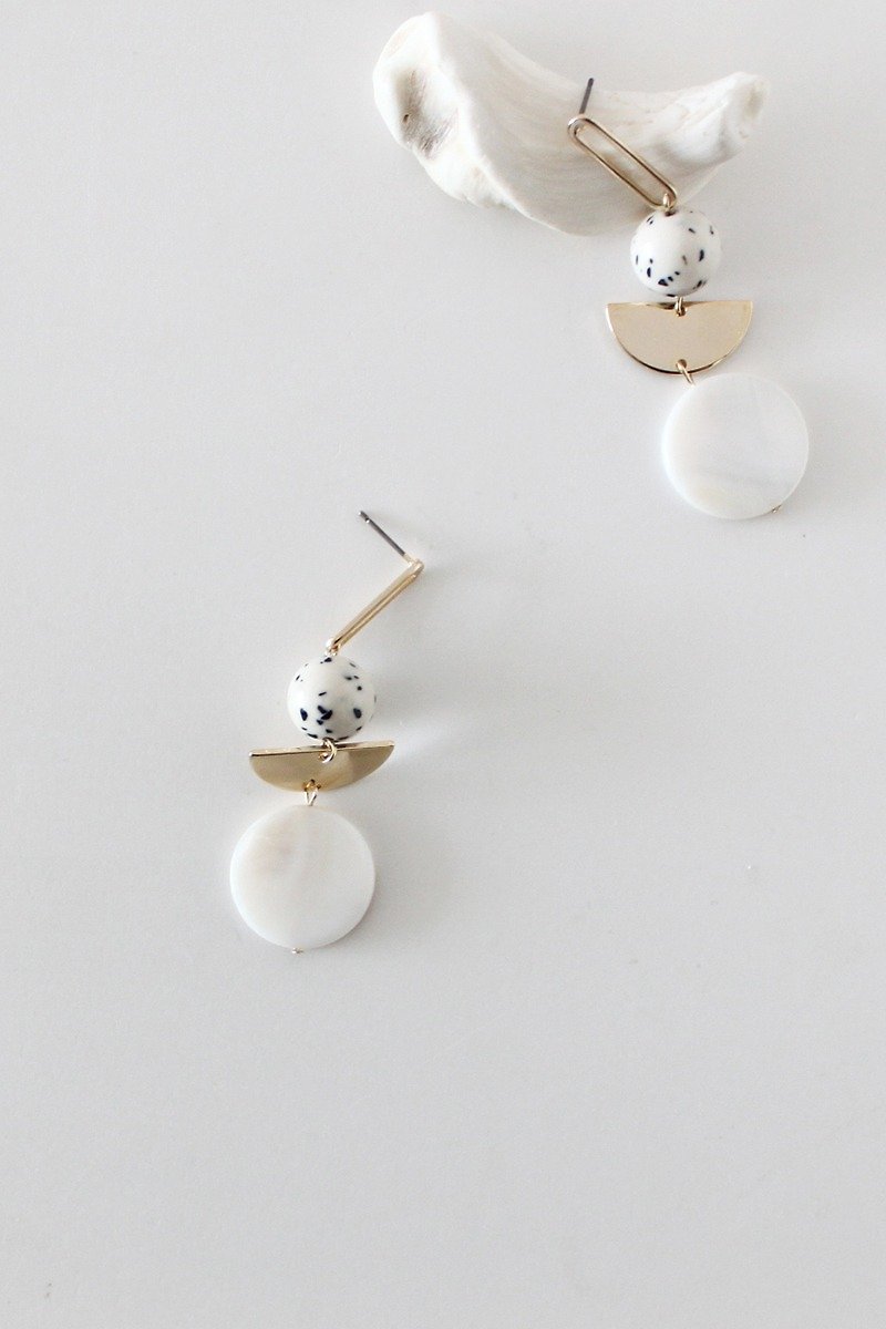 [masii #1 mother-of-pearl earrings] pure white fungus needle - Earrings & Clip-ons - Other Metals White