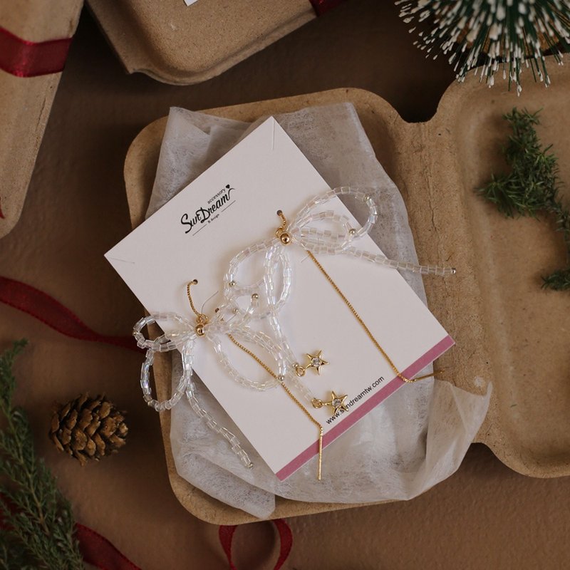 【Christmas Glimmer Gift Box】Snowlight Iridescence - Christmas Bow Earrings, Christmas Gift, Custom Initial - สร้อยคอ - กระจกลาย สีแดง