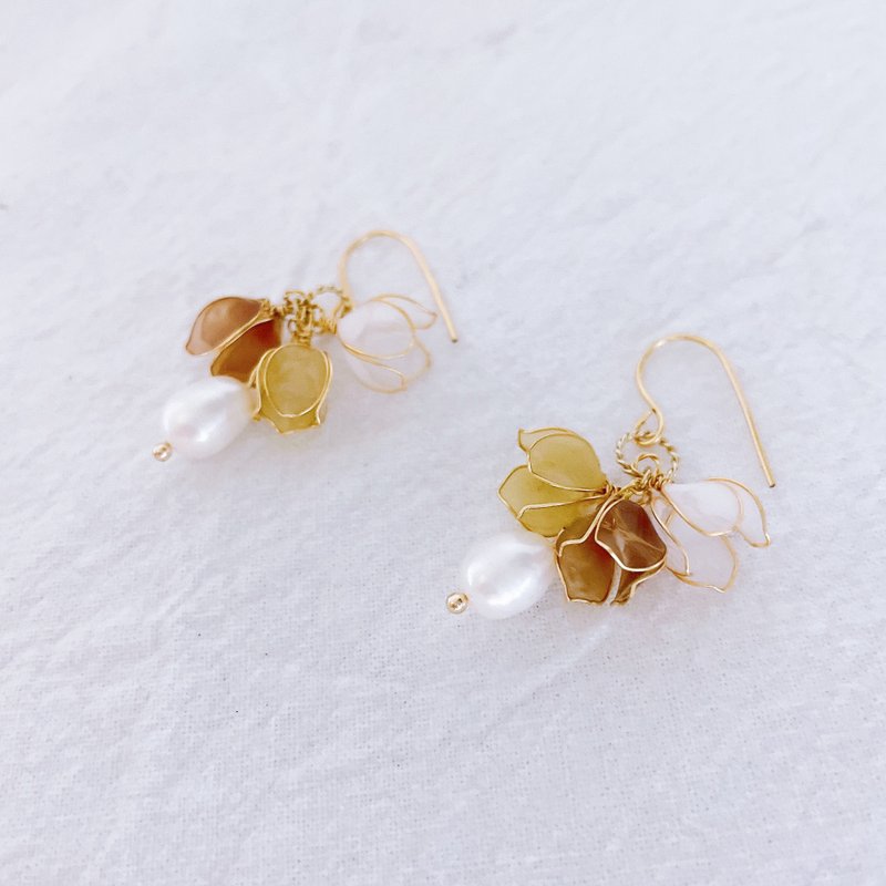 Three-color lily-of-the-valley flower group handmade pearl resin earrings/ornaments/ Clip-On UV wear accessories - Earrings & Clip-ons - Resin Khaki