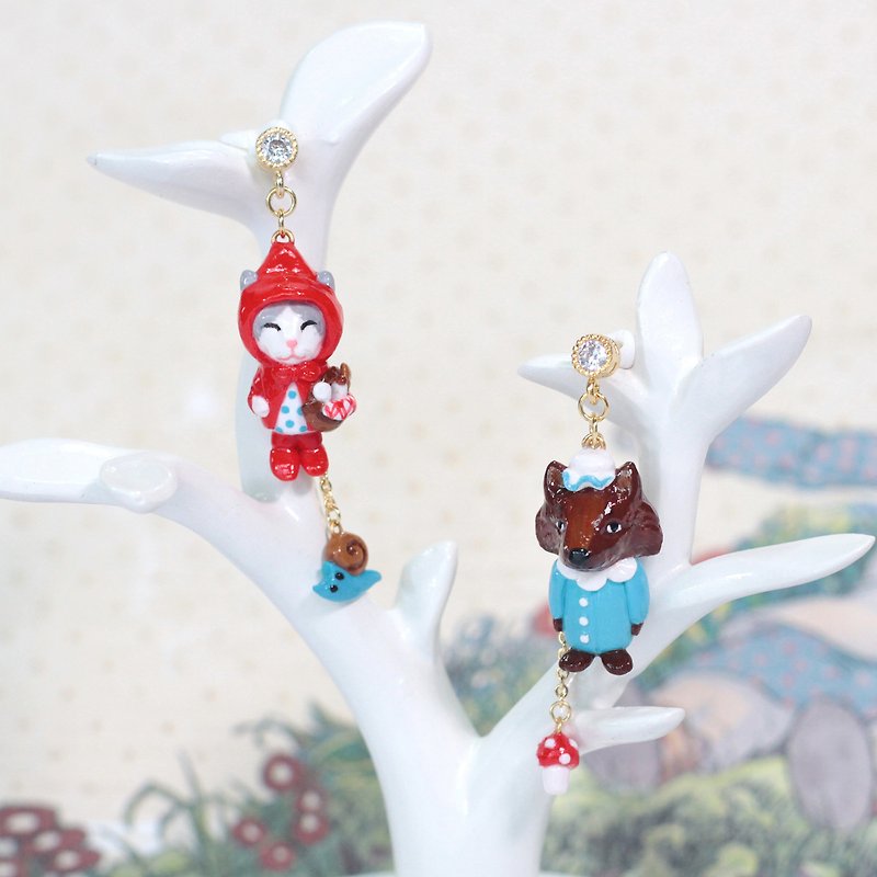 Little red riding hood earrings, Fairy tale earrings, Cat Earrings,Wolf Earrings - 耳環/耳夾 - 黏土 多色