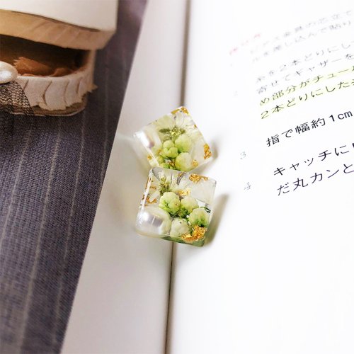 茜作 【茜作】乾燥花手工定製 小耳釘 耳環 耳夾 耳針 方形小白花設計