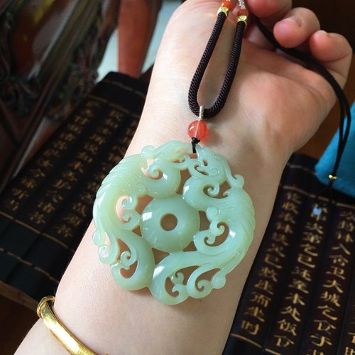 本物！和田玉★ペンダントにも★龍と鳳凰モチーフ証明書付き 和田玉の精巧なペンダント：龍と鳳凰が織りなす吉祥の調べ。幸福と円満