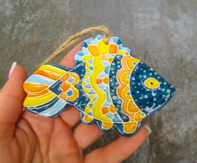 陶器の魚の壁飾り、黄色と青の魚の飾り、陶器の魚の壁アート、魚
