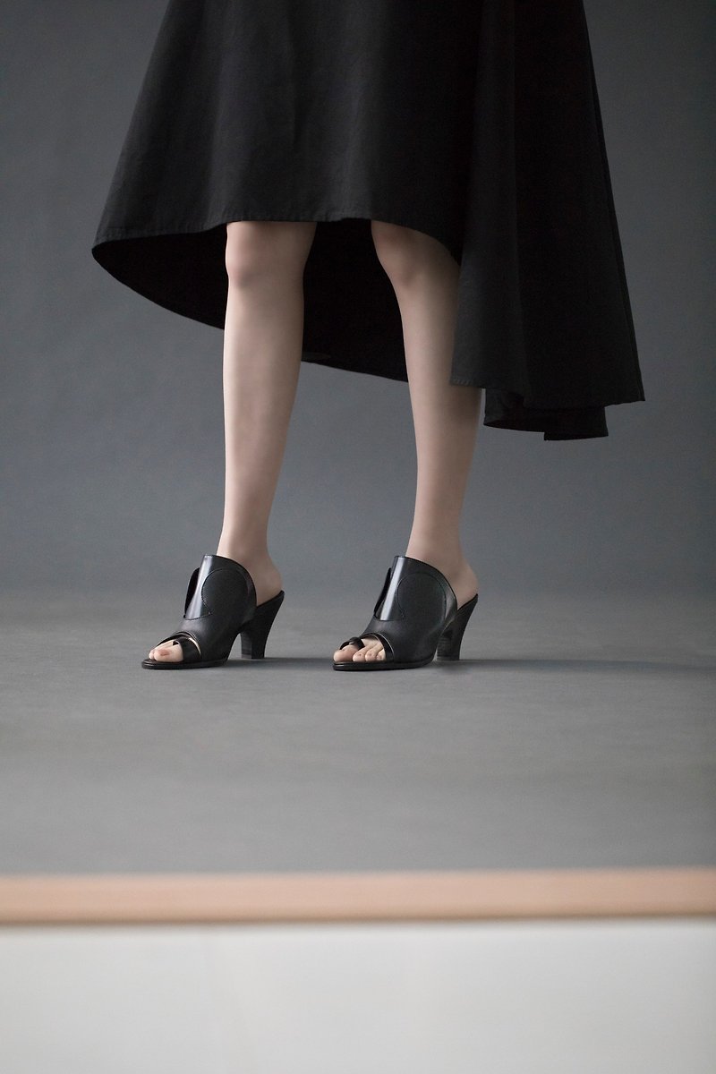 ZOODY / parrot shellfish / handmade shoes / high heel level flip flops / black - Slippers - Genuine Leather Black