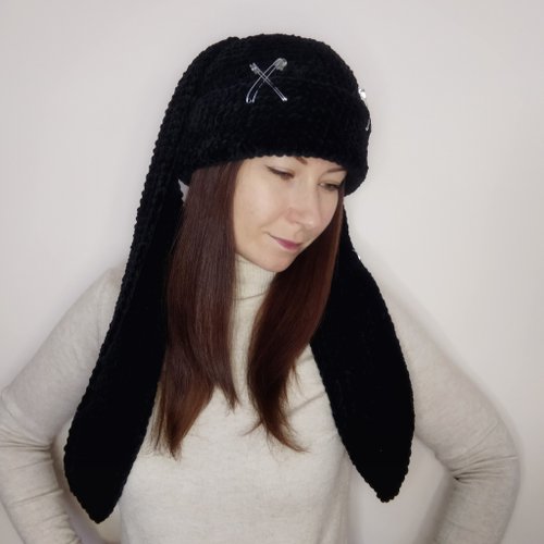 Alternative Crochet Boutique 帶有長耳朵的毛茸茸的兔子帽子。手工編織的黑色兔子無簷便帽。