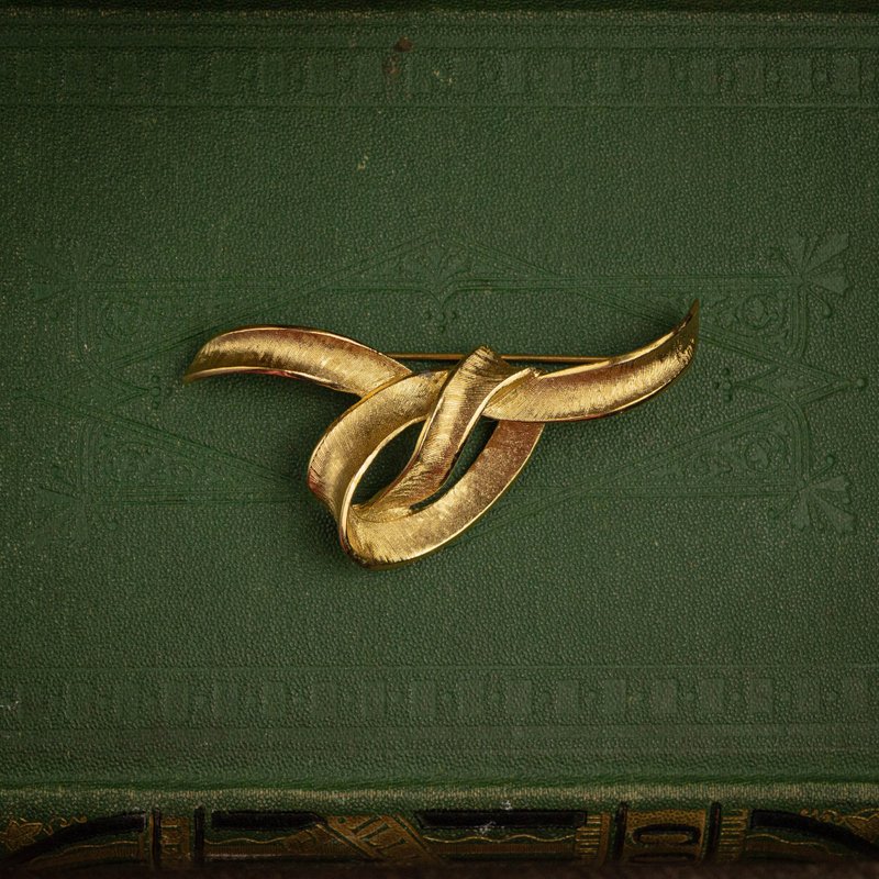 American Monet brand antique three-dimensional gold satin ribbon single knot shape fine pattern brooch - เข็มกลัด - โลหะ สีทอง