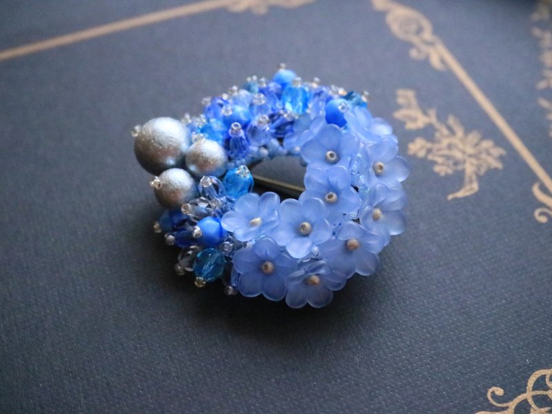 春の夢 フォゲット・ミー・ノット　忘れな草 花 フラワー リース ブローチ 上品 繊細 勿忘草 青 ネモフィラ 紫陽花 あじさい チェコガラス くすみカラー - 胸針 - 玻璃 藍色