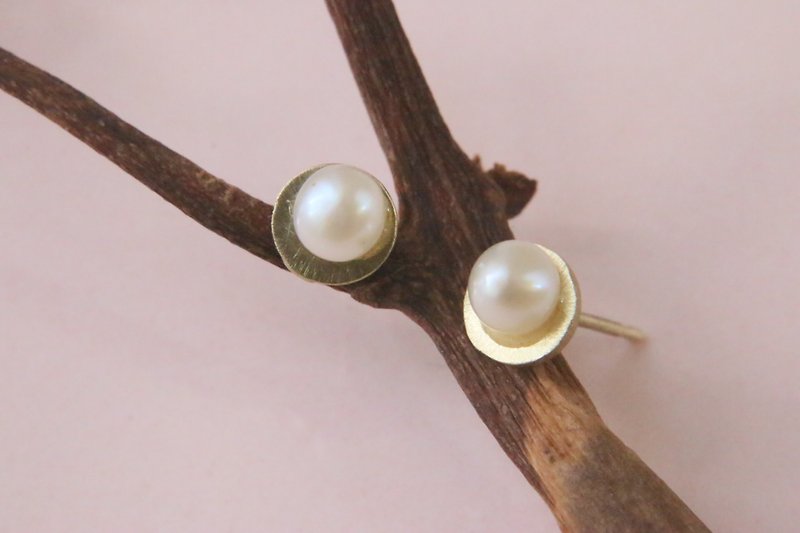 1086 Brass Pearl Earrings - ต่างหู - เครื่องเพชรพลอย สีทอง