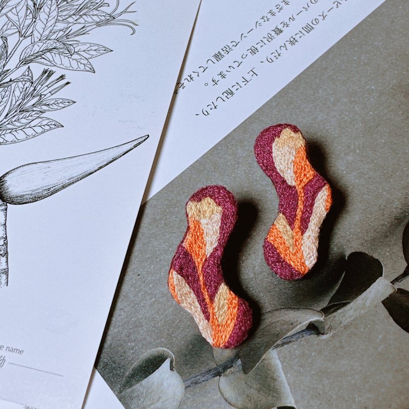 Tulip Fever・Hand Embroidered Earrings・Claret - Earrings & Clip-ons - Thread Red